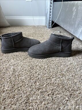 UGG Women’s Short Boot - Charcoal
